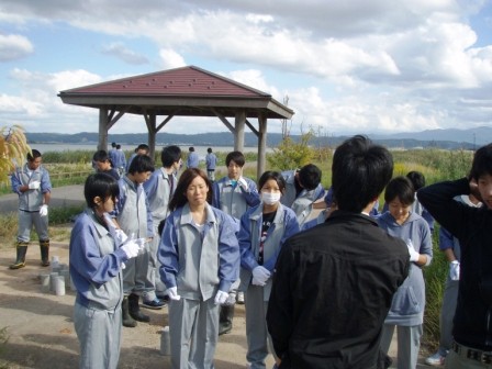 石川高専　環境都市工学科1年生40人が蓮湖渚公園内の水質浄化実験水路の草刈を行い、水路の整備を進めました（2012年10月12日）