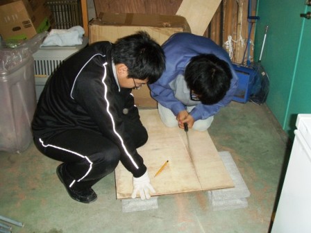 引いた線どうりに、のこぎりで切断します。