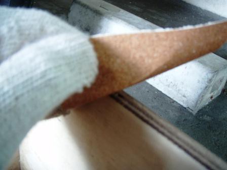 やすりを使い、角を取ります。